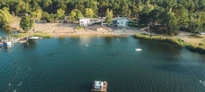 Foto von Erlebt Action, Entspannung und Teamgeist direkt am Wasser