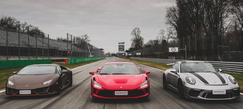 Foto 2 von Sportwagen fahren auf der Monza-Strecke