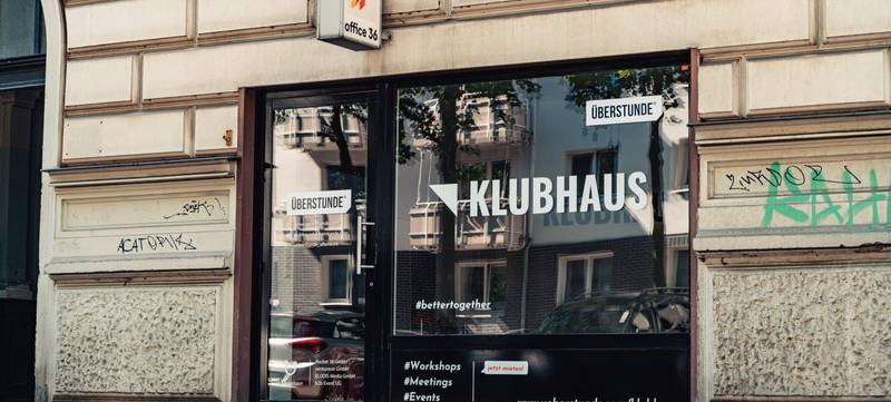 Foto 1 von ÜBERSTUNDE KLUBHAUS