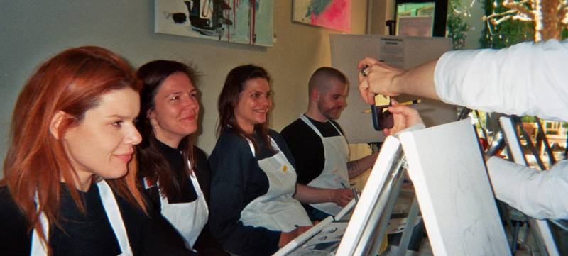 Foto 2 von Sip & Paint Your Colleague Team Building in Berlin PaintNow